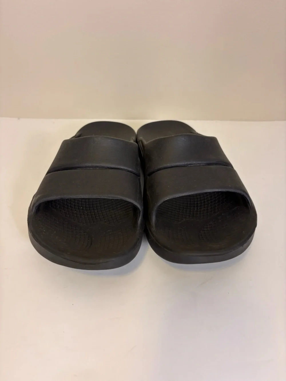 OOFOS Black Comfort‎ Recovery Slide Sandals Men’s 9, Women’s 11
